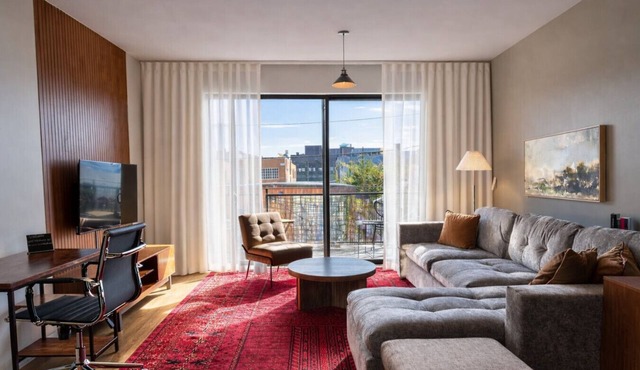 Walker`s Point Designer 2BR · Prime Location with Balcony and Gym