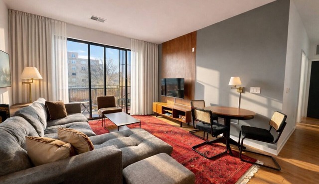 Walker`s Point Designer 2BR · Prime Location with Balcony and Gym