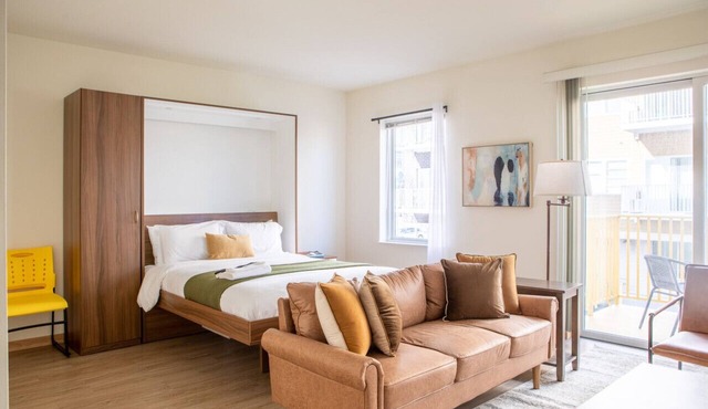 Walker`s Point Studio with Gym and Balcony