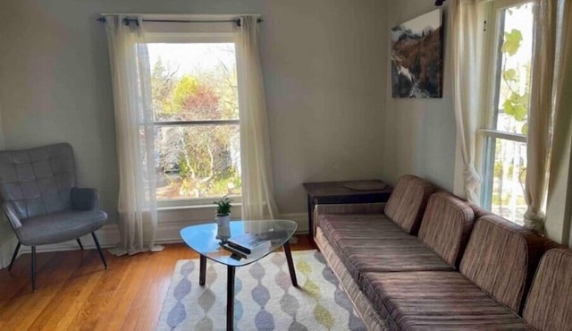 “Walkers’ Paradise”-Old Westside 2nd floor Apartment in Historic House