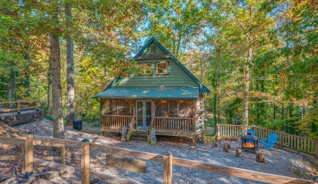 Walking Bear Cabin | Peaceful Cabin Near TIEC with Fire Pit and Games