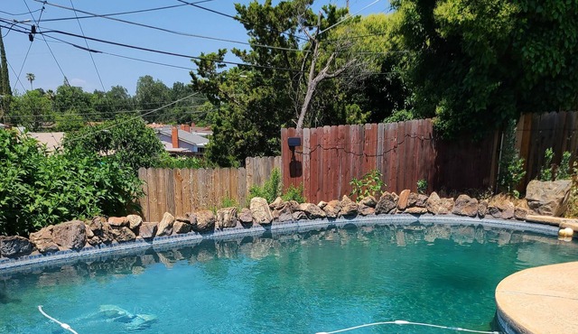 Walking dist. to American River Pkwy & close to Old/Downtown Sac, 2hrs to Tahoe.