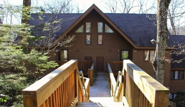 Walking Distance to Ski Slopes! Cozy Condo that sleeps 4!