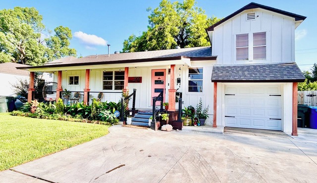 Walking distance from restaurants, shopping, entertainment, and Tinker AFB