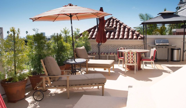 WALKING DISTANCE FROM 5 STAR RESTURANTS!