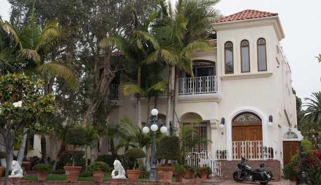 WALKING DISTANCE FROM FIVE STAR RESTURANTS!