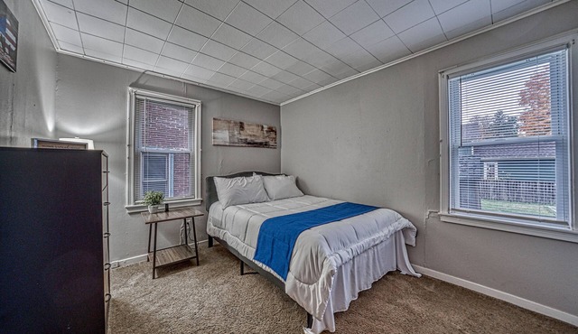 Walking Distance + Free Parking Village of Hamburg