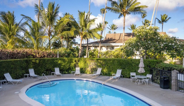 Walking Distance from Papaloa Beach, Outdoor Pool, Free Parking, Full Kitchen!