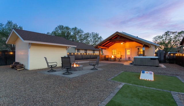 Walking distance from downtown - Close to local Lakes - Large backyard - Hot Tub