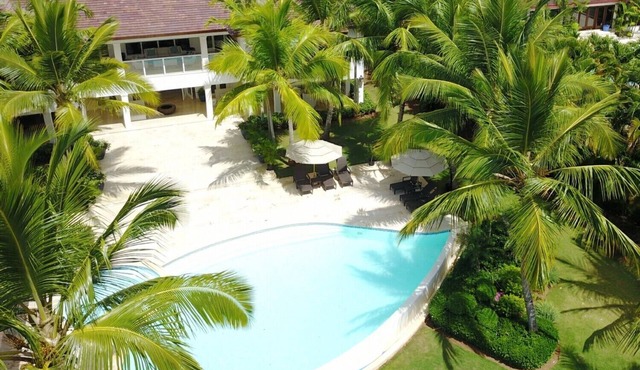 WALKING DISTANCE TO THE BEACH