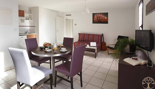 Walking Distance to Parc de Bellevue in Historic Centre! Carcassonne w/Kitchen!