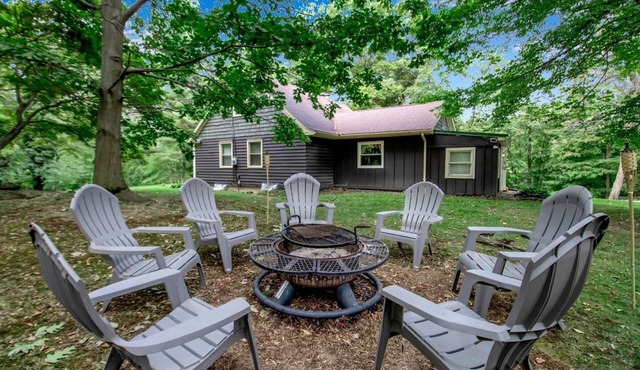 Walking Distance to Bills- Firepit | Ping Pong/Bar