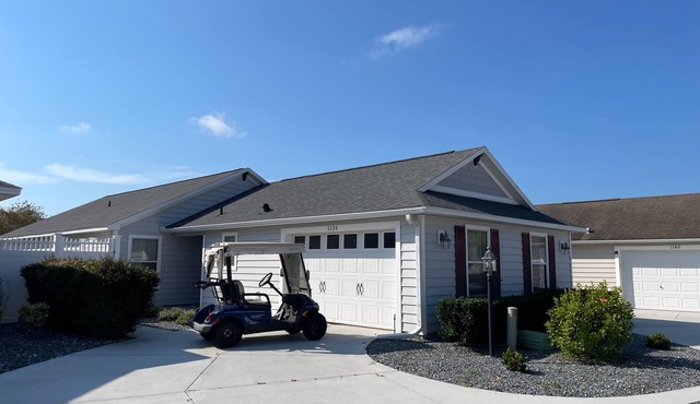 Walking distance to Lake Sumter Landing! Small Dog Friendly Villa w/Golf Cart