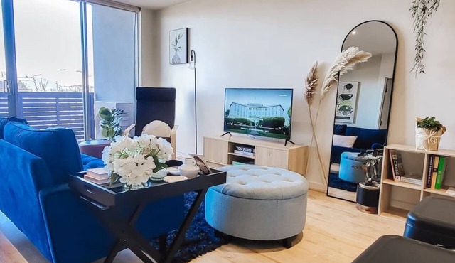 Walking Distance to Showgrounds & Free Parking!