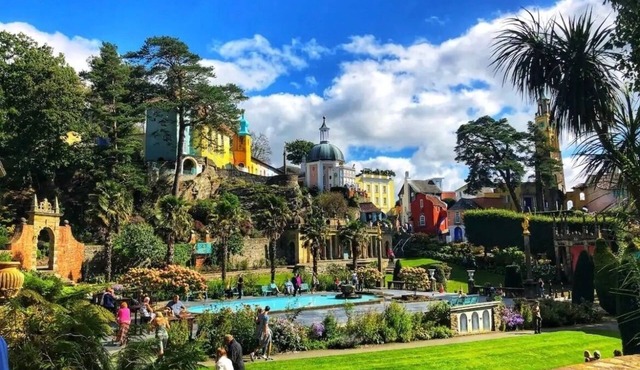 Walking distance to beach pub/restaurant and shop