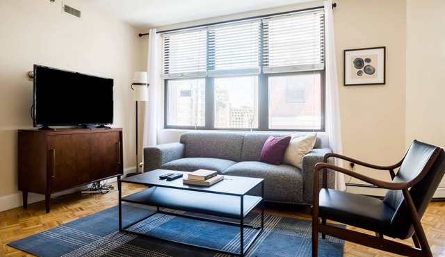 Walking distance to Beacon Hill, Back Bay + all tourist spots. Great for work trip too, MBTA nearby