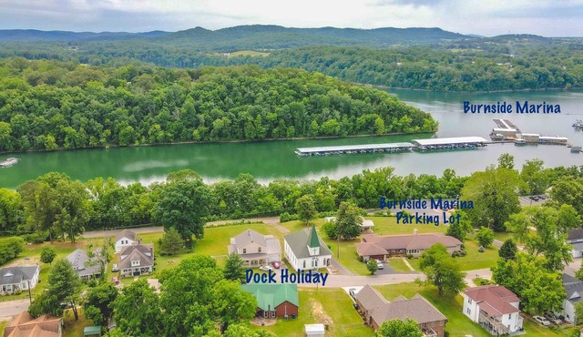 Walking distance to Burnside marina! Views of beautiful Lake Cumberland!