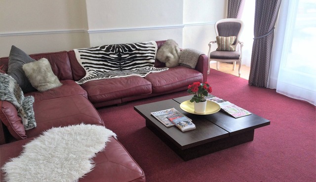 Walking distance to city, free wifi, parking, all en suite, fabulous lounge