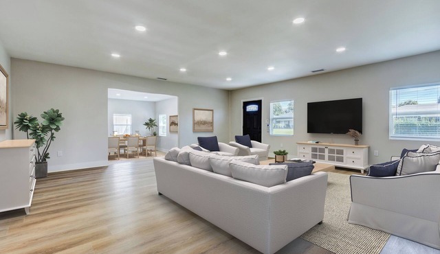 Walking distance to City of Hope -Bright 4BR -Private Patio Outdoor Living
