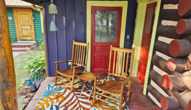 Walking distance to Downtown! “The Flamingo”- Dogs Stay Free!