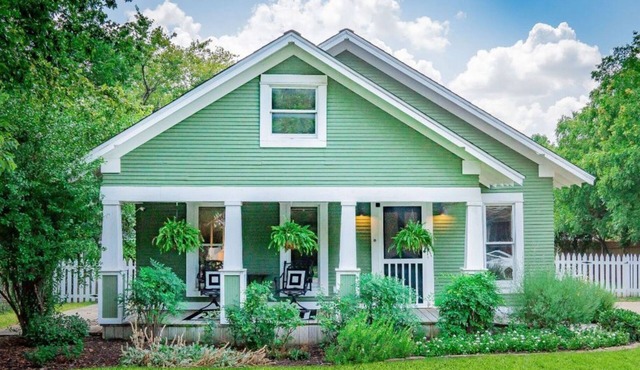 Walking distance to everything in downtown Frisco. Vintage Charmer!