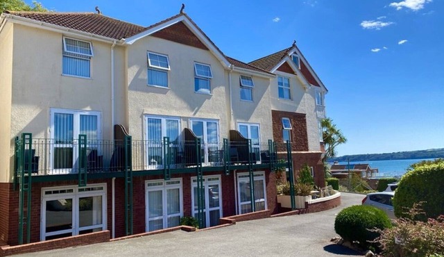 Walking distance to Goodrington and Paignton beach, bars, restaurants and shops.