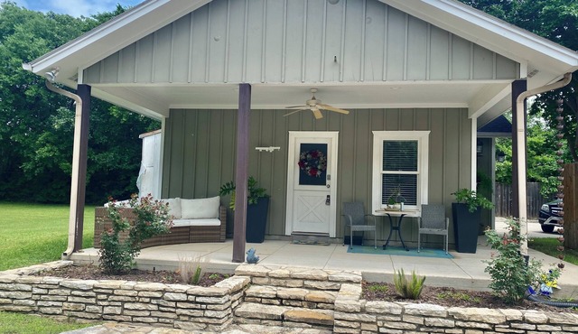 Walking distance to Historic Downtown Grapevine