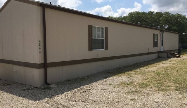 Walking distance to Lake Brownwood! Wildlife come right up to the deck!