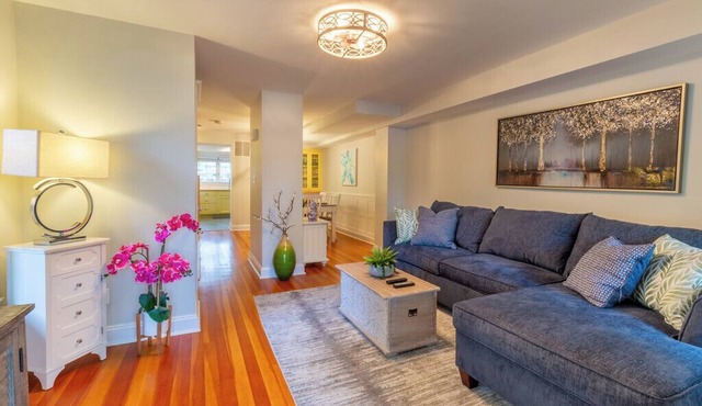 Walking distance to Navy Stadium! No cleaning fees!