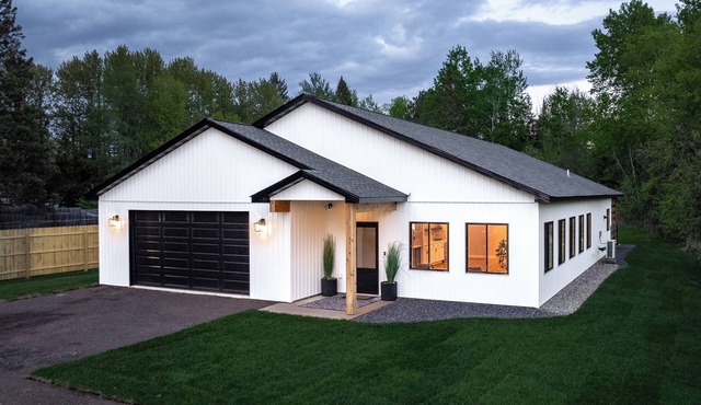 Walking distance to Pike Lake beach, hot tub & game room, pet friendly