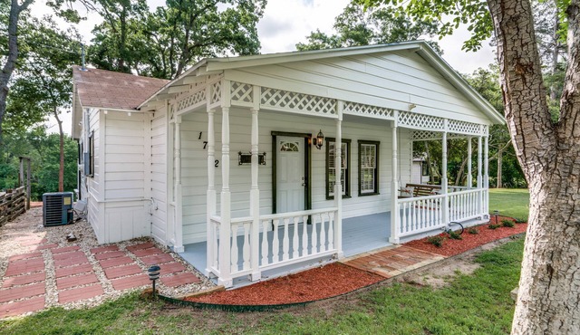 Walking distance to the Gaylord and backs to Lake Grapevine!