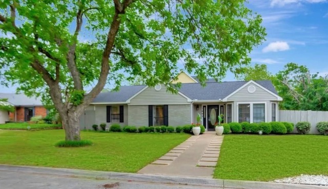 Walking distance to the lake, Pool/Hot tub/Slps12/less than 2 miles from Main ST
