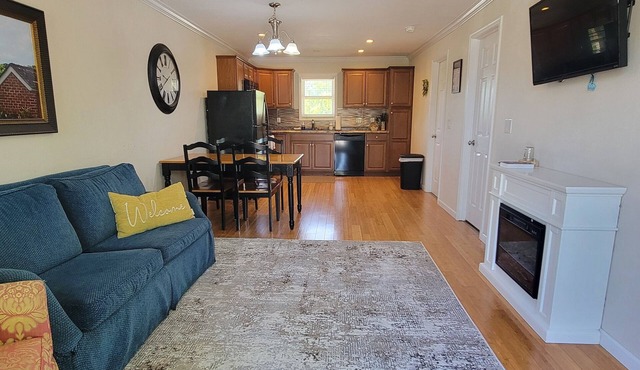 Walking Distance to Temple and Downtown Nauvoo! Family Size Apt. W/Full Kitchen