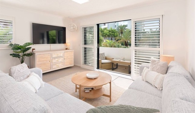 Walking distance to the Broadwater, Spacious 3 x Bedroom walk up Unit (no lift)