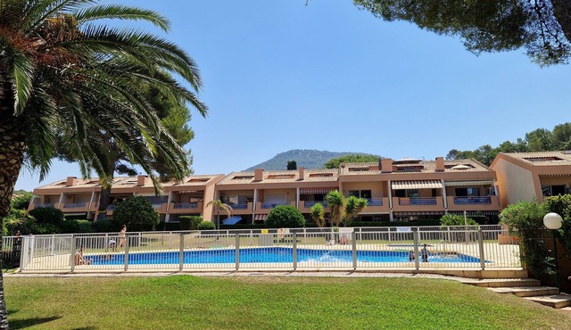Walking distance to the beach Air-conditioned T2 apartment in Le Pradet- Swimming pool, tennis court