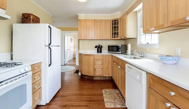 Walking distance to the Beach! Cottage with A/C, backyard patio, outdoor shower