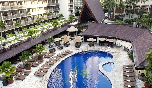 Walking Distance To The Beach! 2 Modish Units, Ocean Front, Pets Allowed, Pool!