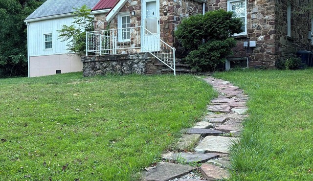 Walking distance to the Penn State Altoona Campus! Spacious 6-bedroom house!