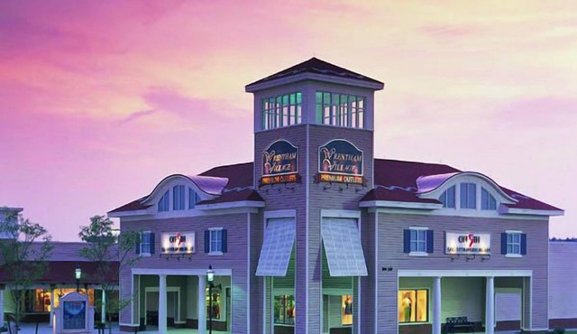 Walking Distance to Nature Trail & Cranberry Bog! FREE Breakfast & Parking!