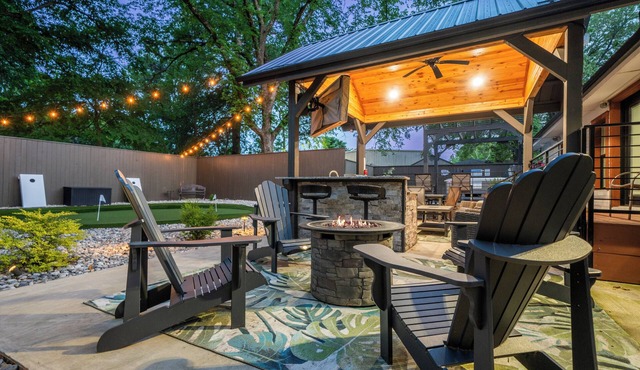 Walking Distance to Oaklawn! Hot Tub, Outdoor Kitchen & Putting Green!