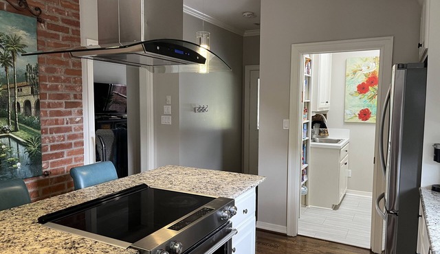 Walking distance to community pool & LR promenade!