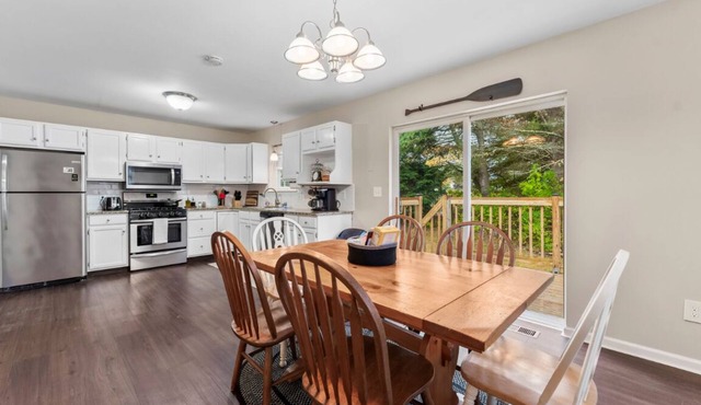 Walking distance to Echo Lake, near Lake George with fire-pit and grill