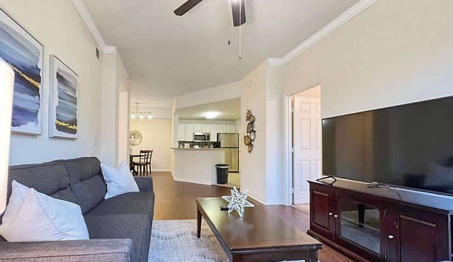 Walking Distance to Boutique Shops, Private Garage