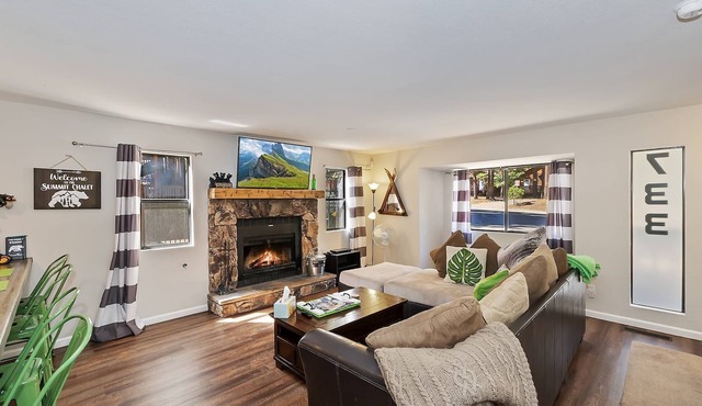 Walking Distance to Snow Summit Ski Resort! Beautifully Updated 3 BED 2 BATH! Wood Burning Fireplace! Smart TVs w/Streaming Services!