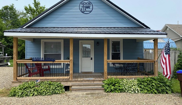 Walking distance to beach area of Conneaut lake- 4 beds-Dog Friendly- NO Smoking