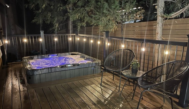 Walking distance to the lake & village. Hot tub