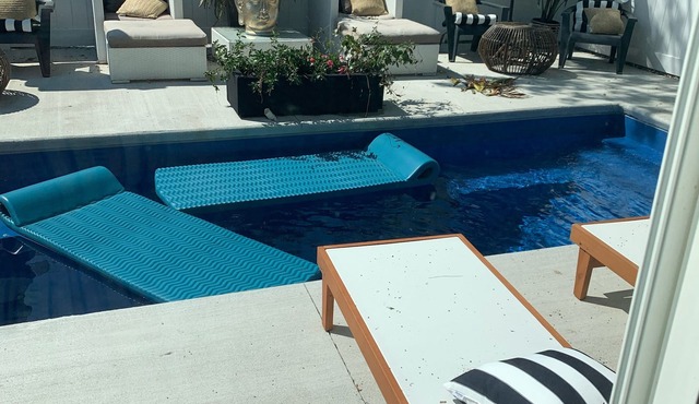 Walking Distance to Ocean/Beaches, Heated/Saltwater pool-pool open 4/1-11/1