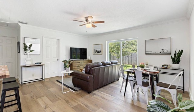 Walking on Sunshine – 2BR, 1BA Near Riverwalk