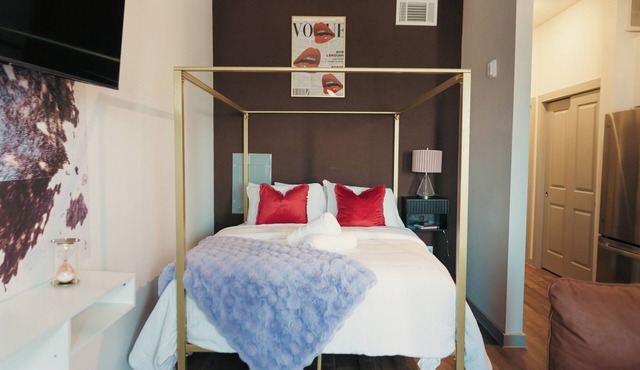 Walking Paradise-Rooftop Pool-Free Parking & Wifi