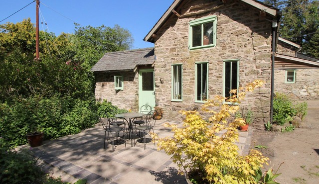 WALKMILL BARN, pet friendly, character holiday cottage in Wentnor